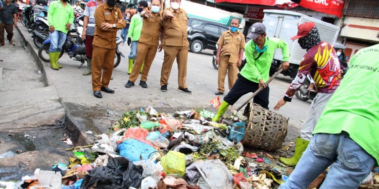 Sampah di Jalan Patuan Anggi Dibersihkan, Plh Sekda Siantar: Tidak akan Ada Lagi Sampah Menumpuk