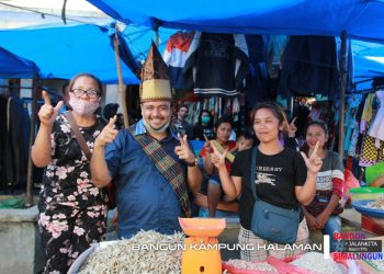 Bang Hasim Bikin Heboh Pedagang dan Pengunjung Pekan di Raya, Emak-emak Cari Perhatian Ajak Berfoto