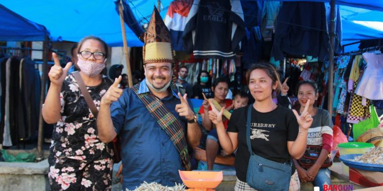 Bang Hasim Bikin Heboh Pedagang dan Pengunjung Pekan di Raya, Emak-emak Cari Perhatian Ajak Berfoto Bang Hasim Bikin Heboh Pedagang dan Pengunjung Pekan di Raya, Emak-emak Cari Perhatian Ajak Berfoto