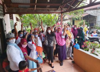 Nuraini Tumpak Siregar br Sirait Bagikan Sembako Murah di Pematang Simalungun