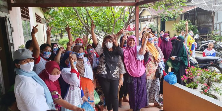 Nuraini Tumpak Siregar br Sirait Bagikan Sembako Murah di Pematang Simalungun