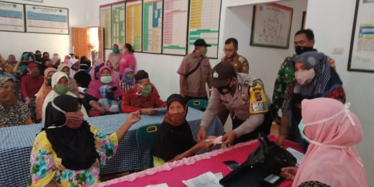 Jajaran Kodim 0208/Asahan Melaksanakan Pengamanan Pembagian Penyaluran BLT Dana Desa Jajaran Kodim 0208/Asahan Melaksanakan Pengamanan Pembagian Penyaluran BLT Dana Desa