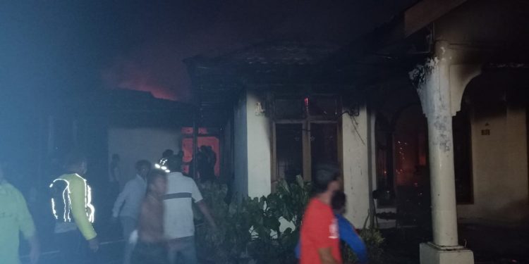 Tidur-tiduran di Rumah, Listrik Padam, Rumah Frisco Hutauruk Dilalap Api Tidur-tiduran di Rumah, Listrik Padam, Rumah Frisco Hutauruk Dilalap Api