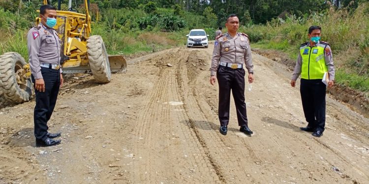 Kasat Lantas Polres Simalungun Cek Jalur Jalan Alternatif Lingkar Luar Parapat Kasat Lantas Polres Simalungun Cek Jalur Jalan Alternatif Lingkar Luar Parapat
