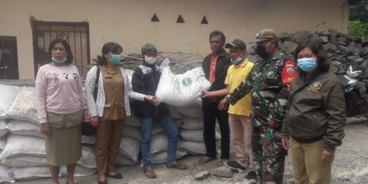 Kopka WR Siboro Dampingi Dinas Pertanian Samosir Salurkan Bibit Kacang Tanah Di Desa Sianjur Mula-mula