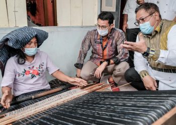 Menparekraf Dorong Pengrajin Kampung Ulos Berinovasi Tingkatkan Produksi