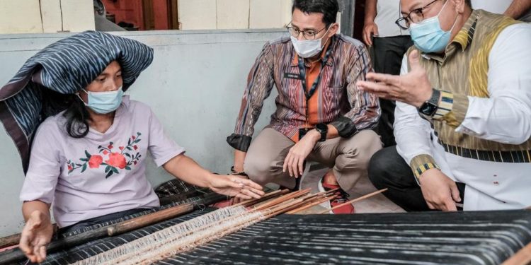 Menparekraf Dorong Pengrajin Kampung Ulos Berinovasi Tingkatkan Produksi Menparekraf Dorong Pengrajin Kampung Ulos Berinovasi Tingkatkan Produksi