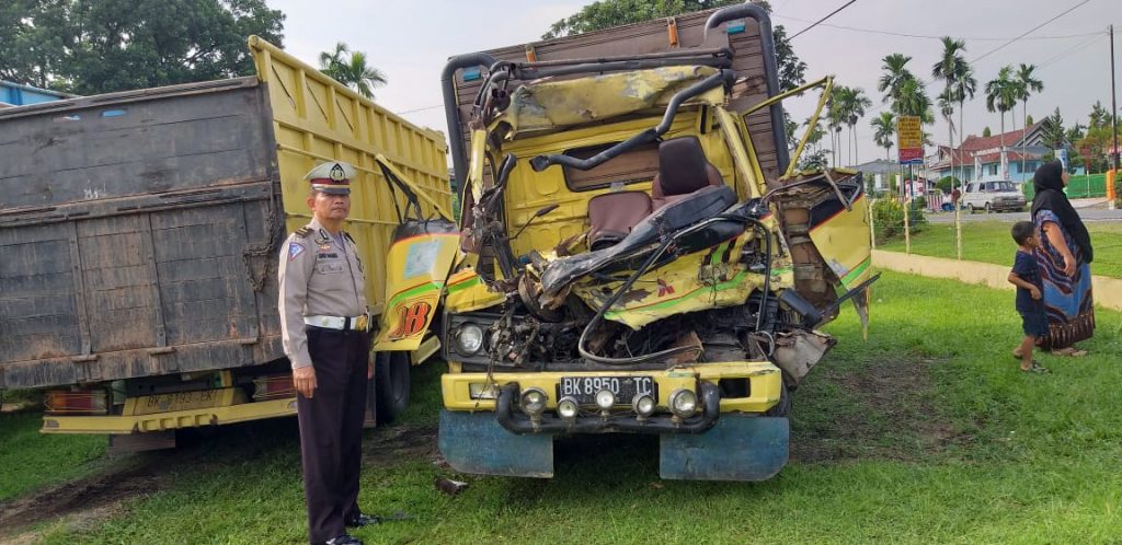 Tabrak Truk Berhenti di Jalan Siantar-Parapat, Dua Saudara Sepupu Tewas Terjepit