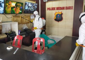 Personil Brimobdasu Semprot Disinfektan di Mapolsek Medan Baru