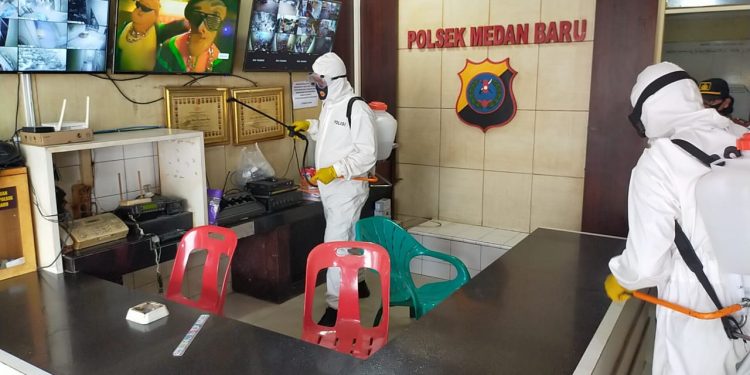 Personil Brimobdasu Semprot Disinfektan di Mapolsek Medan Baru Personil Brimobdasu Semprot Disinfektan di Mapolsek Medan Baru
