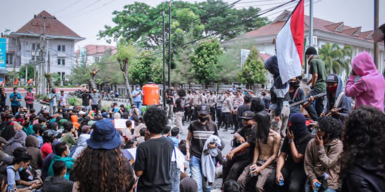 Rektor USI Apresiasi Mahasiswa yang Demo dengan Musik dan Puisi Rektor USI Apresiasi Mahasiswa yang Demo dengan Musik dan Puisi