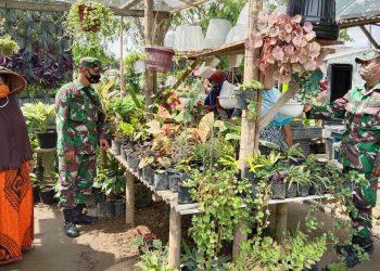 Janda Bolong Hangatkan Komsos Satgas TMMD Di Tanah 600