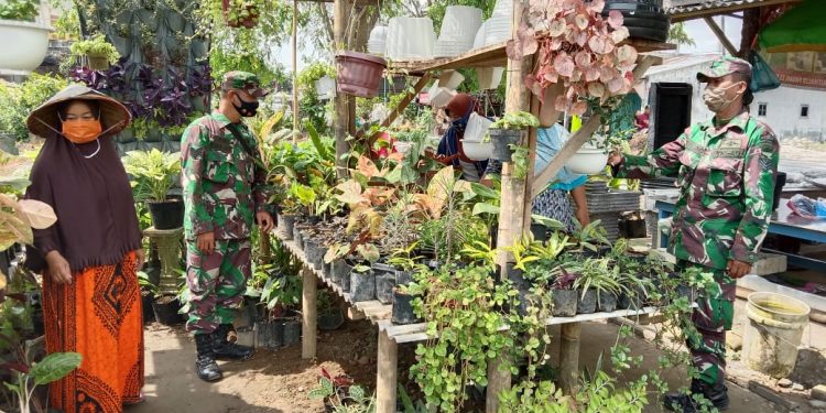 Janda Bolong Hangatkan Komsos Satgas TMMD Di Tanah 600