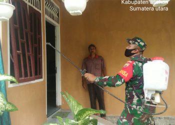 Jaga Penyebaran Covid-19, Personel Kodim 0208/Asahan Laksanakan Sterilisasi Rumah Salah Satu Warga Binaan