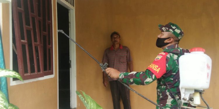 Jaga Penyebaran Covid-19, Personel Kodim 0208/Asahan Laksanakan Sterilisasi Rumah Salah Satu Warga Binaan