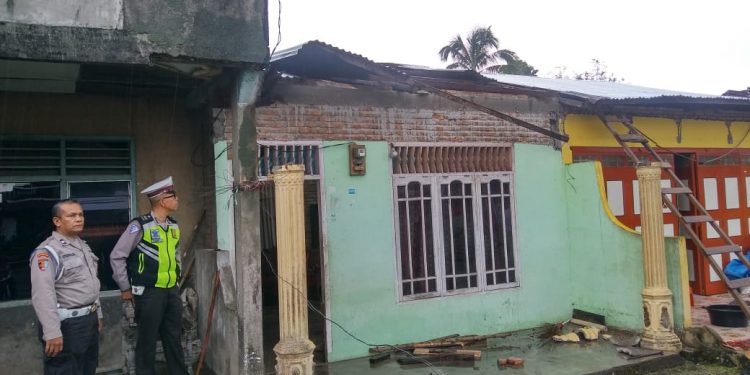 Dihantam Puting Beliung, 3 Rumah di Sidamanik Rusak Dihantam Puting Beliung, 3 Rumah di Sidamanik Rusak