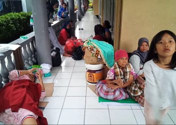 Korban Banjir di Medan, Nenek-nenek Kedinginan Mengungsi di Emperan Gedung