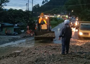 Longsor Kembali Mengenai Ruas Jalinsum Siantar-Parapat di Desa Sibaganding Longsor Kembali Mengenai Ruas Jalinsum Siantar-Parapat di Desa Sibaganding
