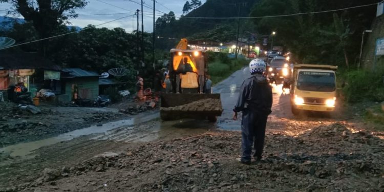 Longsor Kembali Mengenai Ruas Jalinsum Siantar-Parapat di Desa Sibaganding