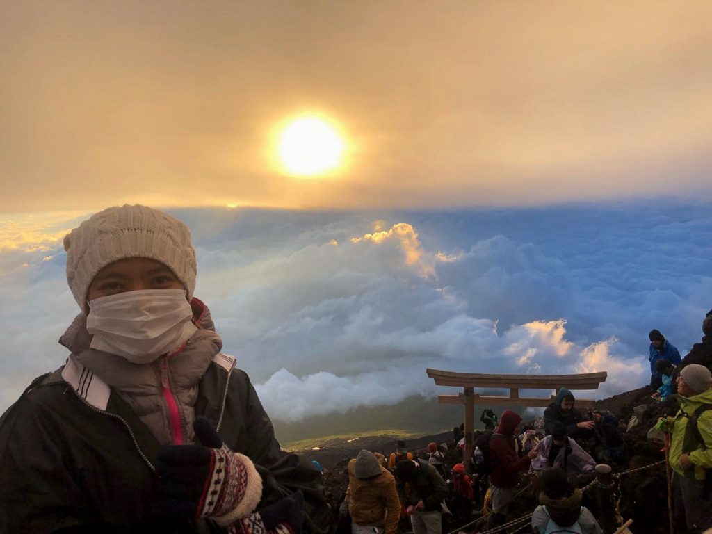 Elysa Sitanggang Kibarkan Merah Putih di Puncak Gunung Fuji