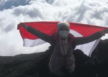Elysa Sitanggang Kibarkan Merah Putih di Puncak Gunung Fuji