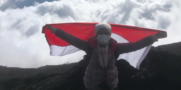Elysa Sitanggang Kibarkan Merah Putih di Puncak Gunung Fuji