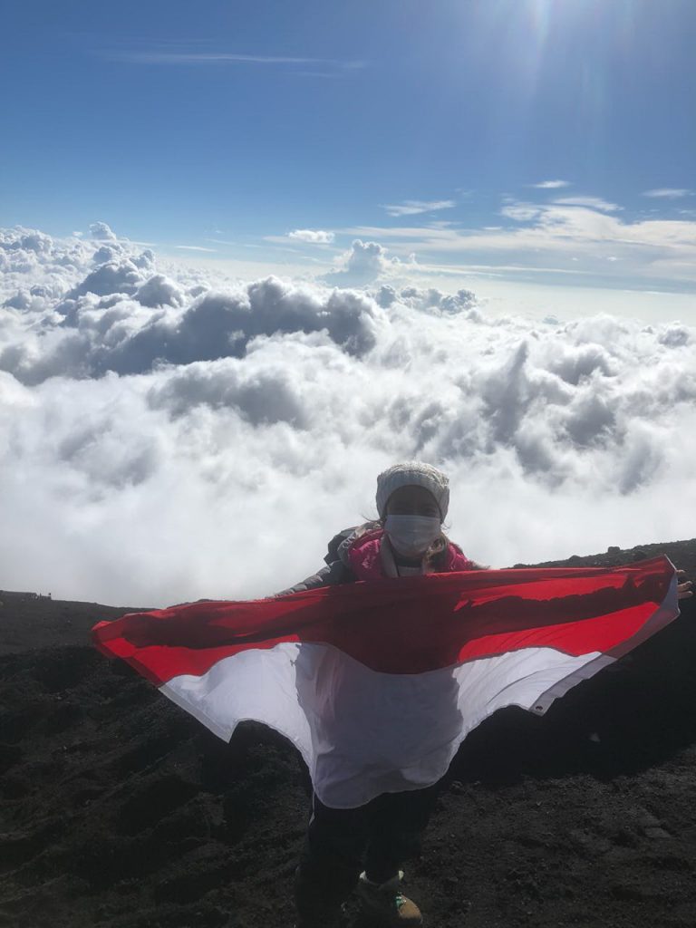 Elysa Sitanggang Kibarkan Merah Putih di Puncak Gunung Fuji