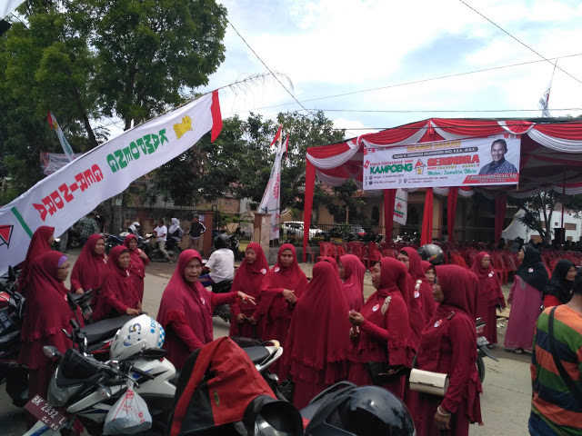Emak-emak Teriak Kelaparan di Peresmian Rumah Pemenangan Prabowo-Sandi Emak-emak Teriak Kelaparan di Peresmian Rumah Pemenangan Prabowo-Sandi