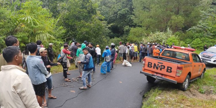 Mobil Rombongan Masuk Jurang, Theofelus Sinukaban dan Ferdinand Tarigan Tewas Mobil Rombongan Masuk Jurang, Theofelus Sinukaban dan Ferdinand Tarigan Tewas
