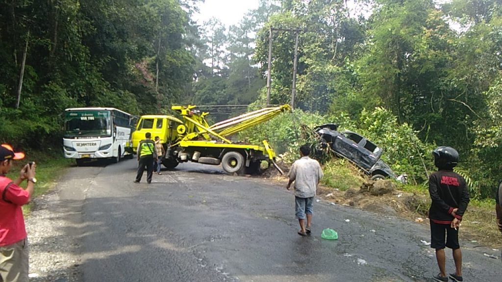 Data Resmi Kepolisian Lima Korban Kecelakaan Mobil Masuk Jurang di Jalin Siantar-Parapat Data Resmi Kepolisian Lima Korban Kecelakaan Mobil Masuk Jurang di Jalin Siantar-Parapat