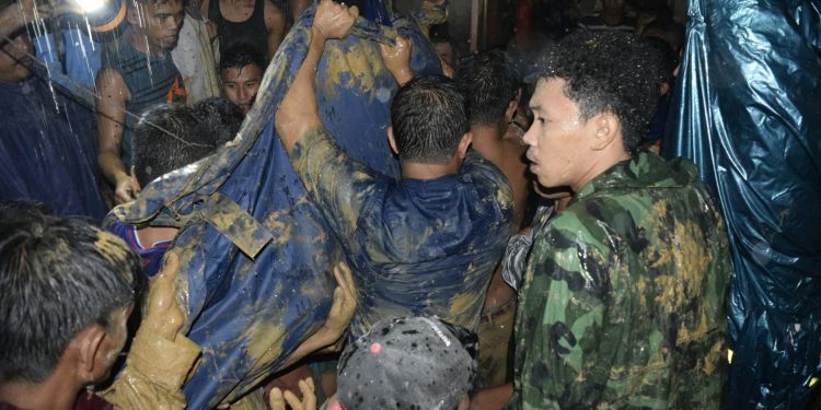 Ibu Hamil dan Anaknya Tewas Berpelukan di Timbunan Longsor. Bocah Boru Simanjuntak Terseret Banjir... Ibu Hamil dan Anaknya Tewas Berpelukan di Timbunan Longsor. Bocah Boru Simanjuntak Terseret Banjir...