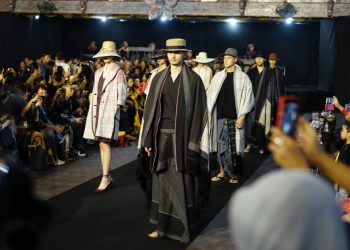 Fashion Show Bertema Ulos Memikat Perhatian di Hari Ulos Nasional