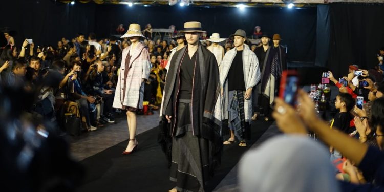 Fashion Show Bertema Ulos Memikat Perhatian di Hari Ulos Nasional
