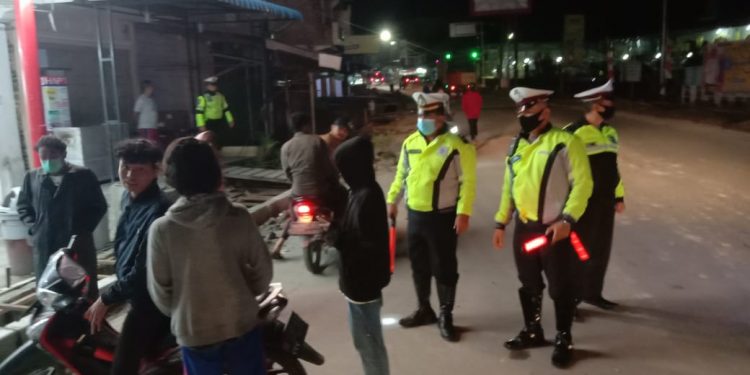 Sat Lantas Polres Simalungun Gelar Blue Light Patrol di Daerah Wisata Danau Toba Sat Lantas Polres Simalungun Gelar Blue Light Patrol di Daerah Wisata Danau Toba