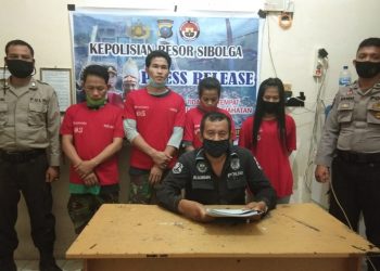 Suami Pergi Melaut, Malam Jumat, Ibu Rumah Tangga ini Mompa bersama Dua Pria di Dapur