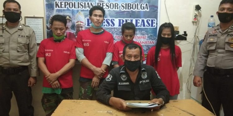 Suami Pergi Melaut, Malam Jumat, Ibu Rumah Tangga ini Mompa bersama Dua Pria di Dapur