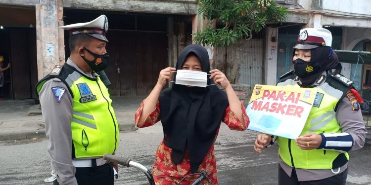 Polres Tanjungbalai Bagikan Masker Gratis dan Imbau Warga Patuhi Prokes