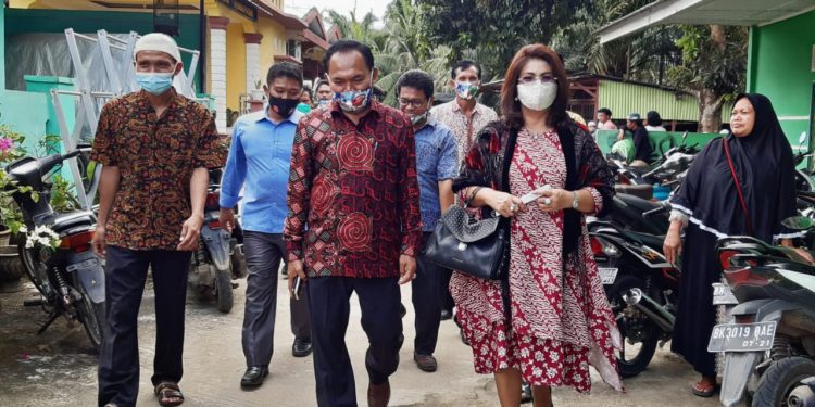 Kesederhanaan TPS: Pakai Mobil Tahun Rendah, Rela Naik Motor dan Jalan Kaki, serta Suka Makan di Warung Kesederhanaan TPS: Pakai Mobil Tahun Rendah, Rela Naik Motor dan Jalan Kaki, serta Suka Makan di Warung