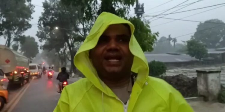 Hujan Deras dan Banjir Macetkan Lalulintas di Jalan Lintas Siantar-Medan
