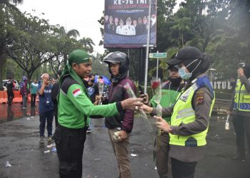 Aksi Penolakan Omnibus Law di Kabupaten Bogor Kondusif, Polwan Cantik Diturunkan Bagi Bunga