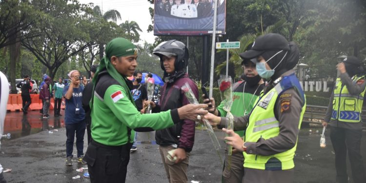 Aksi Penolakan Omnibus Law di Kabupaten Bogor Kondusif, Polwan Cantik Diturunkan Bagi Bunga