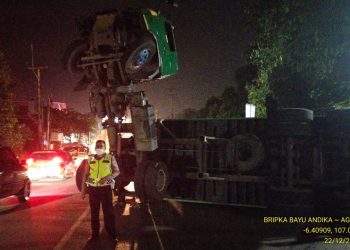 Tak Kuat di Jalan Menanjak, Truk Kontainer Terguling di Jalan Raya Cileugsi - Jonggol