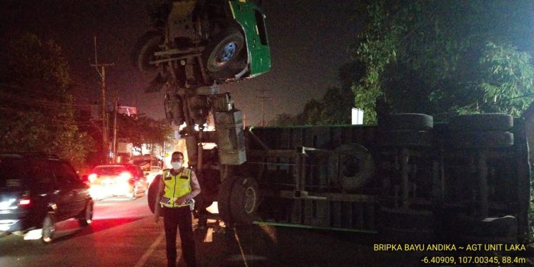 Tak Kuat di Jalan Menanjak, Truk Kontainer Terguling di Jalan Raya Cileugsi - Jonggol Tak Kuat di Jalan Menanjak, Truk Kontainer Terguling di Jalan Raya Cileugsi - Jonggol