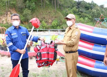 Bupati Taput Serah Terima Perahu Arung Jeram  CSR PT. SOL kepada FAJI