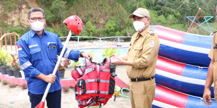 Bupati Taput Serah Terima Perahu Arung Jeram CSR PT. SOL kepada FAJI Bupati Taput Serah Terima Perahu Arung Jeram CSR PT. SOL kepada FAJI