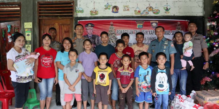 Kapolres Nisel dan Danlanal Nias Santuni Anak Panti Asuhan Faomasi