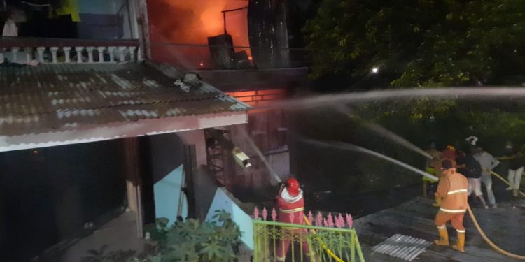 Baru Beroperasi, Bengkel Las di Jalan Patuan Anggi Dilalap Api Baru Beroperasi, Bengkel Las di Jalan Patuan Anggi Dilalap Api