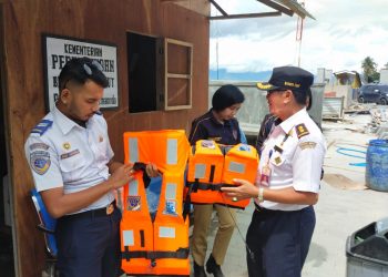 Korsatpel Pelabuhan Tigaras Salurkan Bantuan Keselamatan Berlayar di Danau Toba