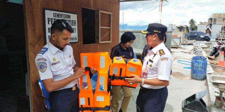 Korsatpel Pelabuhan Tigaras Salurkan Bantuan Keselamatan Berlayar di Danau Toba Korsatpel Pelabuhan Tigaras Salurkan Bantuan Keselamatan Berlayar di Danau Toba