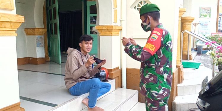 Personel Jajaran Kodim 0208/Asahan Melaksanakan Pos Pam Penegakan Disiplin Di Masjid Personel Jajaran Kodim 0208/Asahan Melaksanakan Pos Pam Penegakan Disiplin Di Masjid